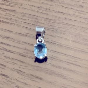 Beautiful sterling silver blue topaz pendant